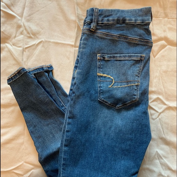 American Eagle High-Waisted Jeans - Picture 2 of 2